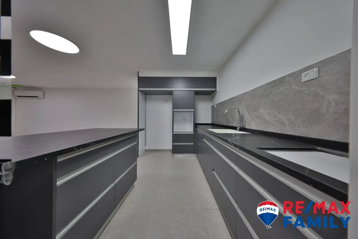 דירת 3 חדרים מדהימה משופצת מהיסוד בבנין נגיש עם מעלית בקרית ים א' — תמונה 1