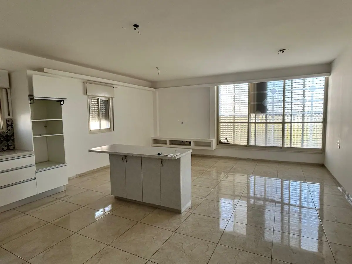 דירת 4 חדרים משופצת בבניין מטופח כולל מקלט וחניה בקרית מוצקין — תמונה 1