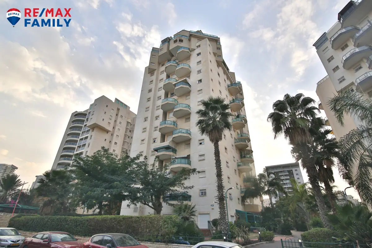 בנווה גנים דירת 5 חדרים עם נוף לים במחיר אטרקטיבי — תמונה 1