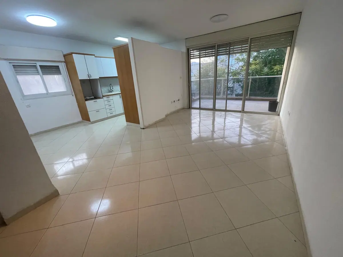 דירת 4 חדרים עם מרפסת במיקום מעולה בביאליק — תמונה 1