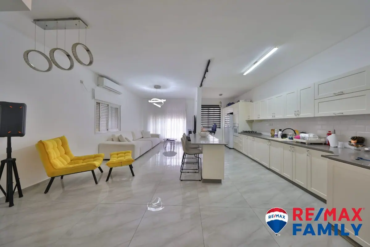 דירה משופצת 100 מ"ר בנוי +גינה בהסכם שכנים +2 חניות בקרית מוצקין — תמונה 1