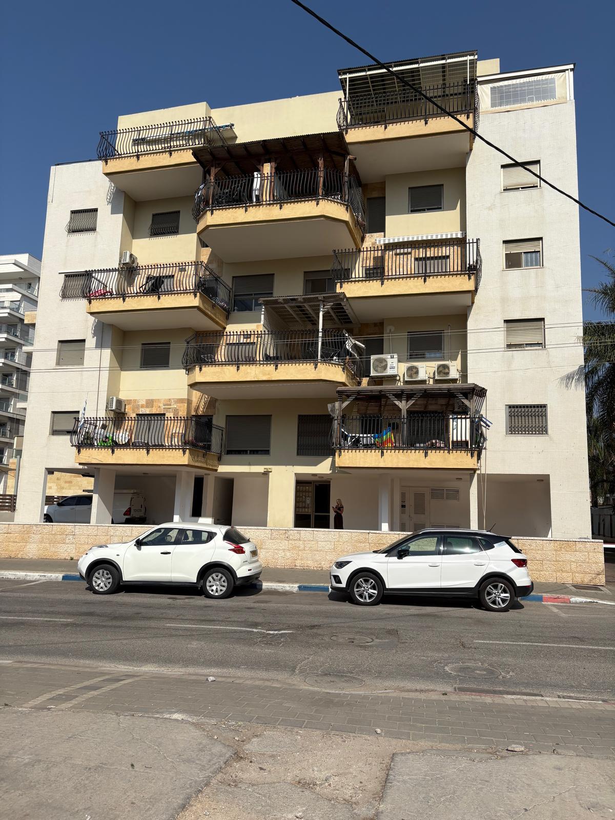 מעולה למשקיעים/מגורים דירת 3 חדרים עם מעלית ממ"ד ומרפסת 22 מ"ר בק.אתא