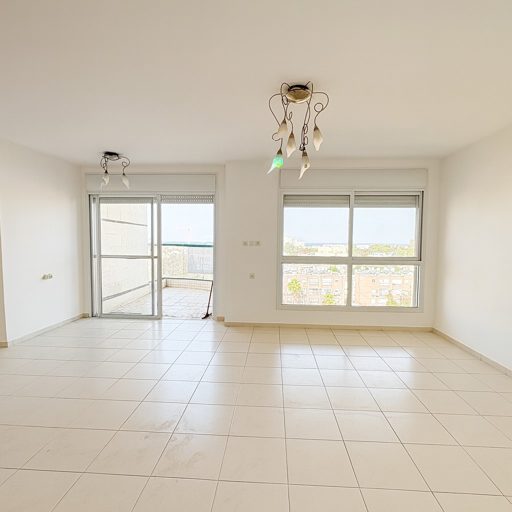 דירת 4 חדרים מרווחת נגישה עם נוף מדהים ברחוב סיגליות בשכונת פסגות ים בק.ים