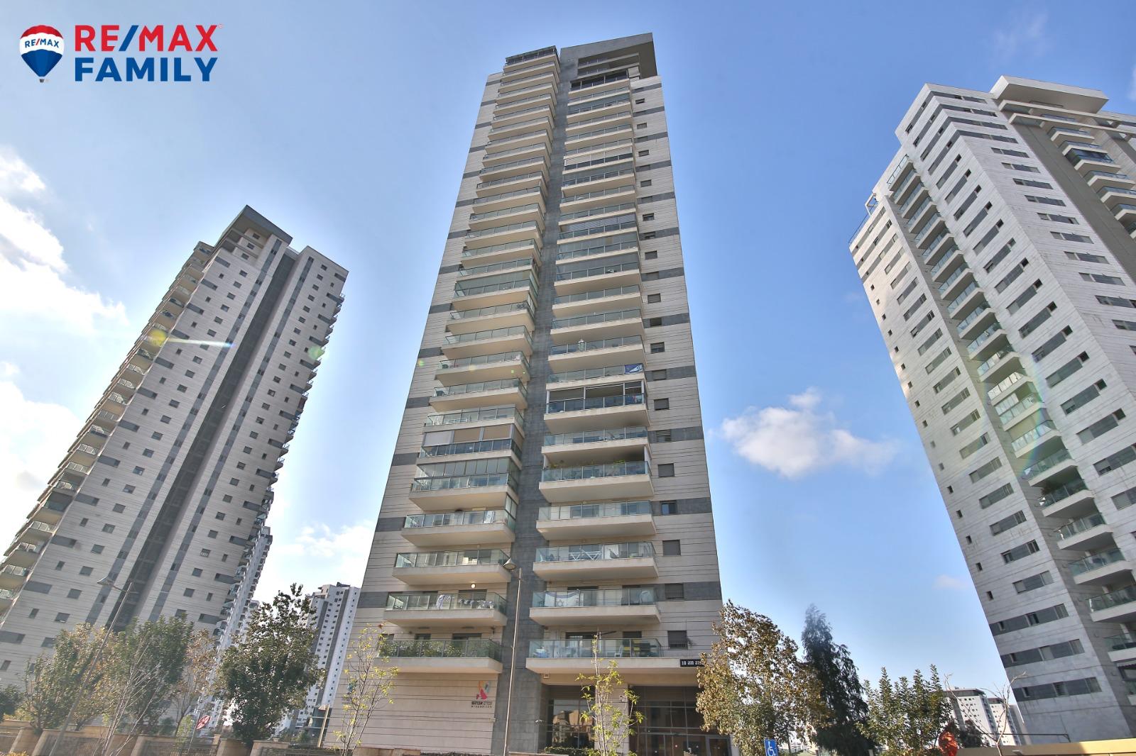 דירת 5 חד' במשכנות האומנים עם מרפסת מערבית !
