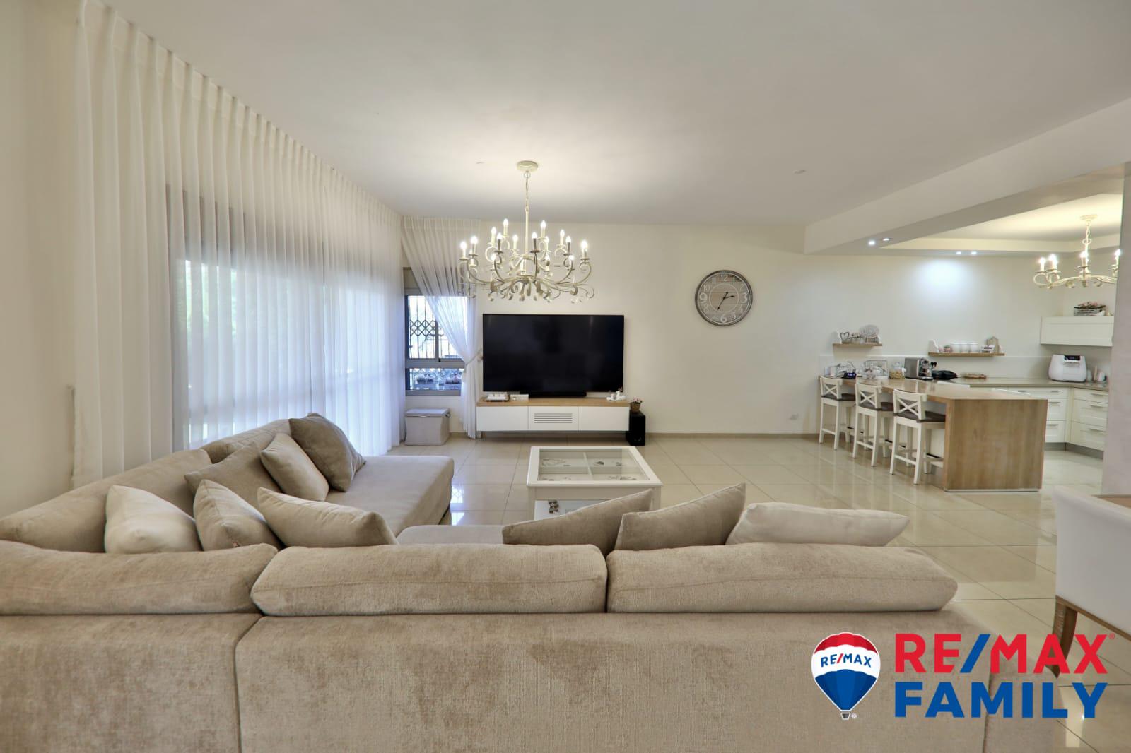 דירת  גן 5 חדרים מפלס אחד  בבניין בוטיק בגבעת טל