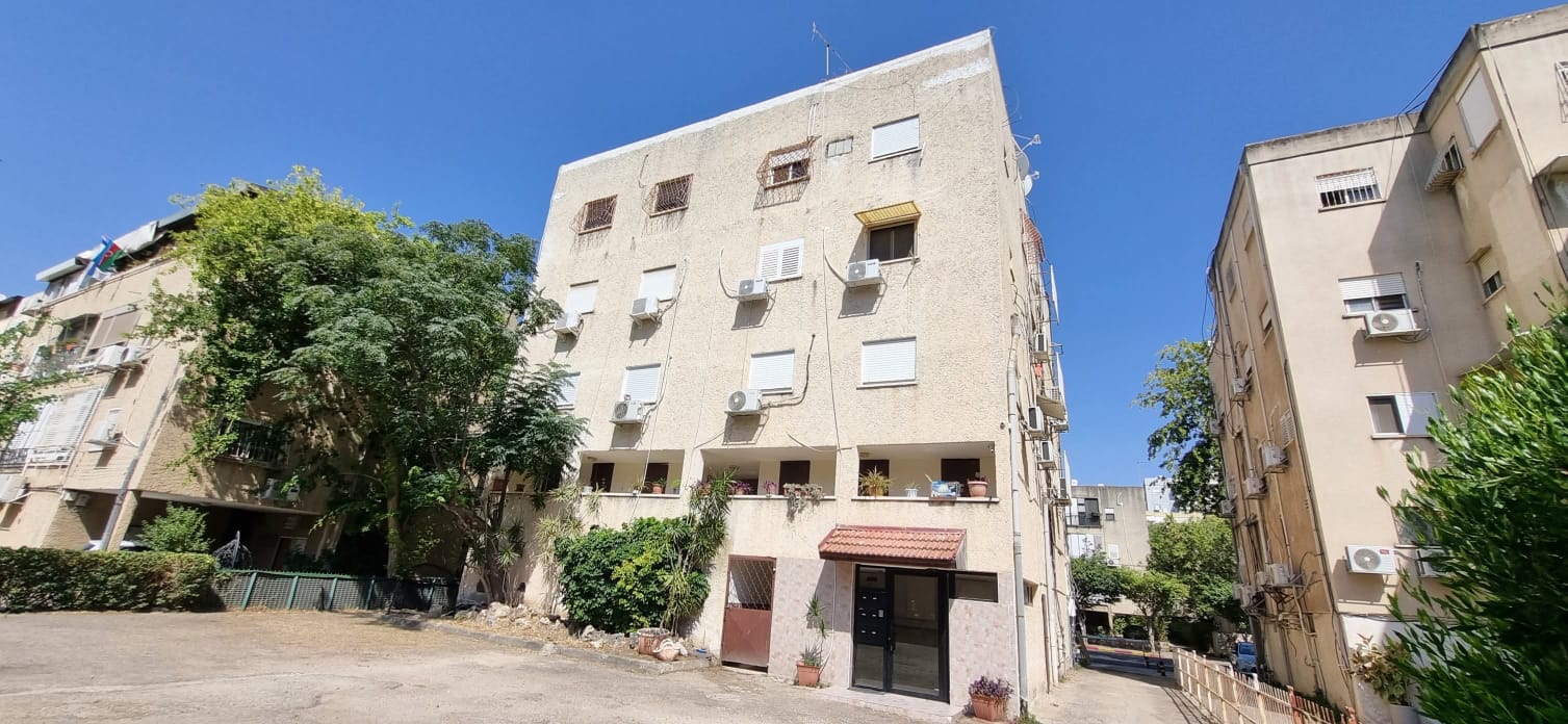 דירת 5 חד' שהוסבה ל-4 בלב ביאליק בעלת 3 כיווני אוויר