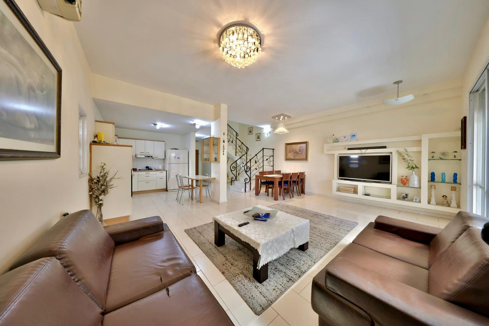 דו משפחתי 6 חדרים 175 מ"ר בנוי בשכונת הפרפר קרית ביאליק