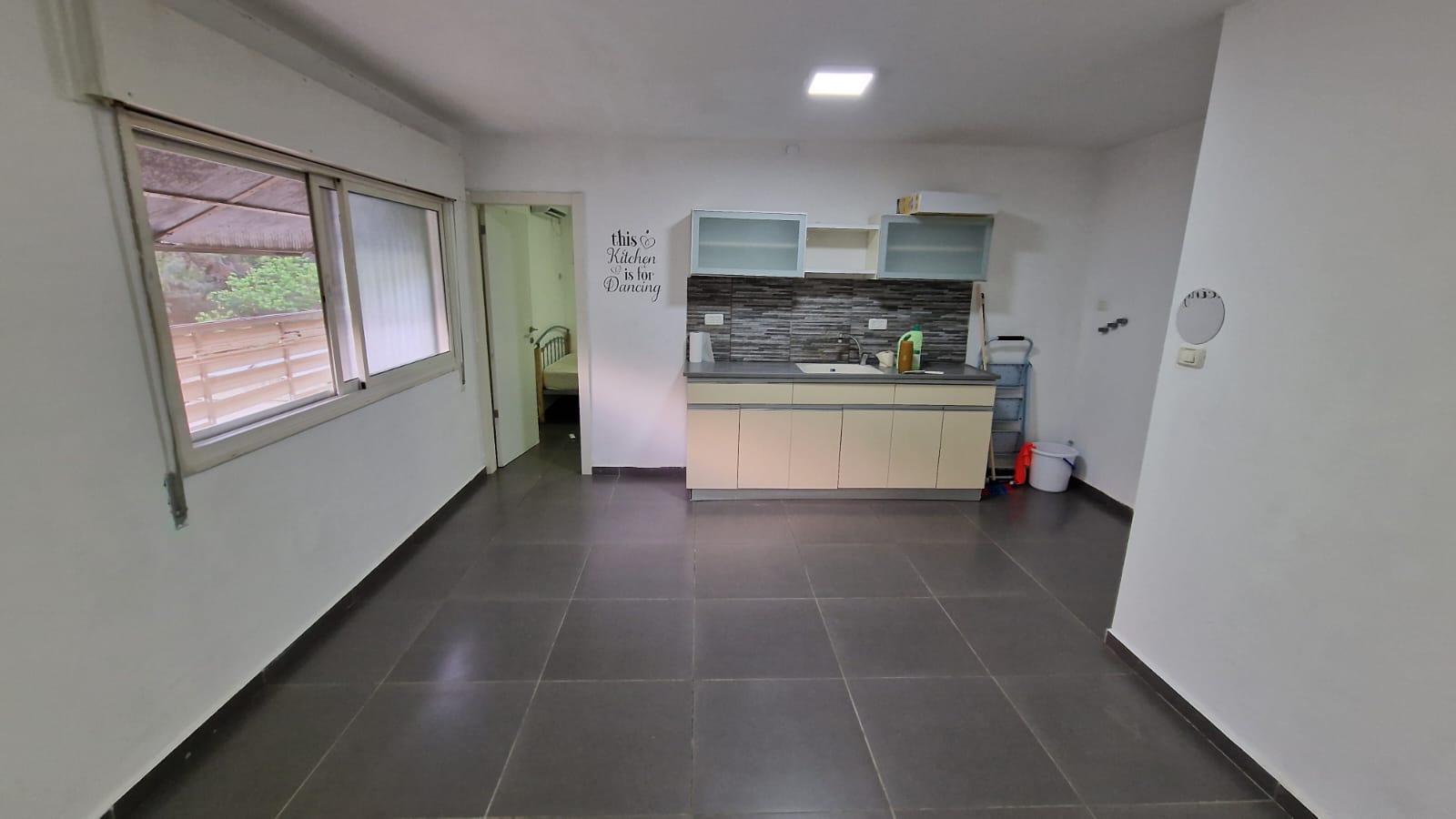 מעולה למשקיעים/מגורים דירה מחולקת ומשופצת הכרמיאל