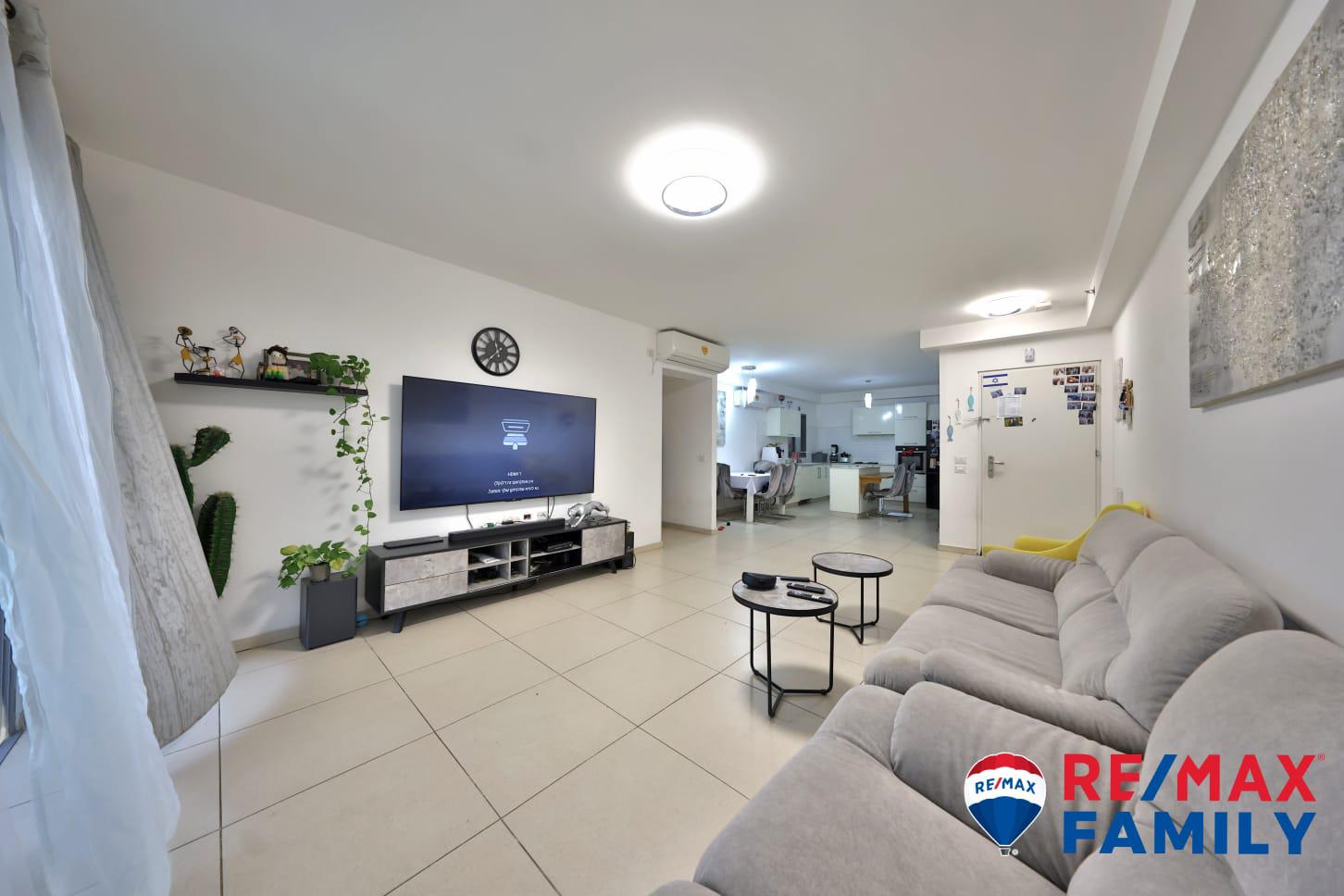 דירת 5 חדרים מרווחת 123 מ"ר בנוי +מרפסת ,מטבח משודרג בבניין מטופח במשכנות האומנים