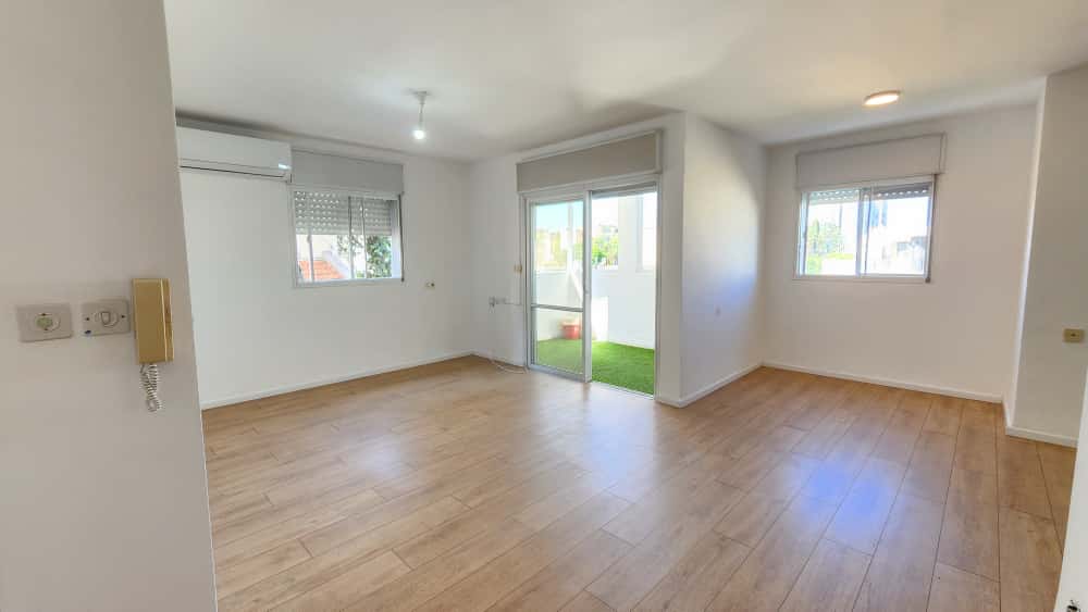 להשכרה דירת 3 חדרים משופצת כולל ממ"ד מחסן ומרפסת בקרית ביאליק