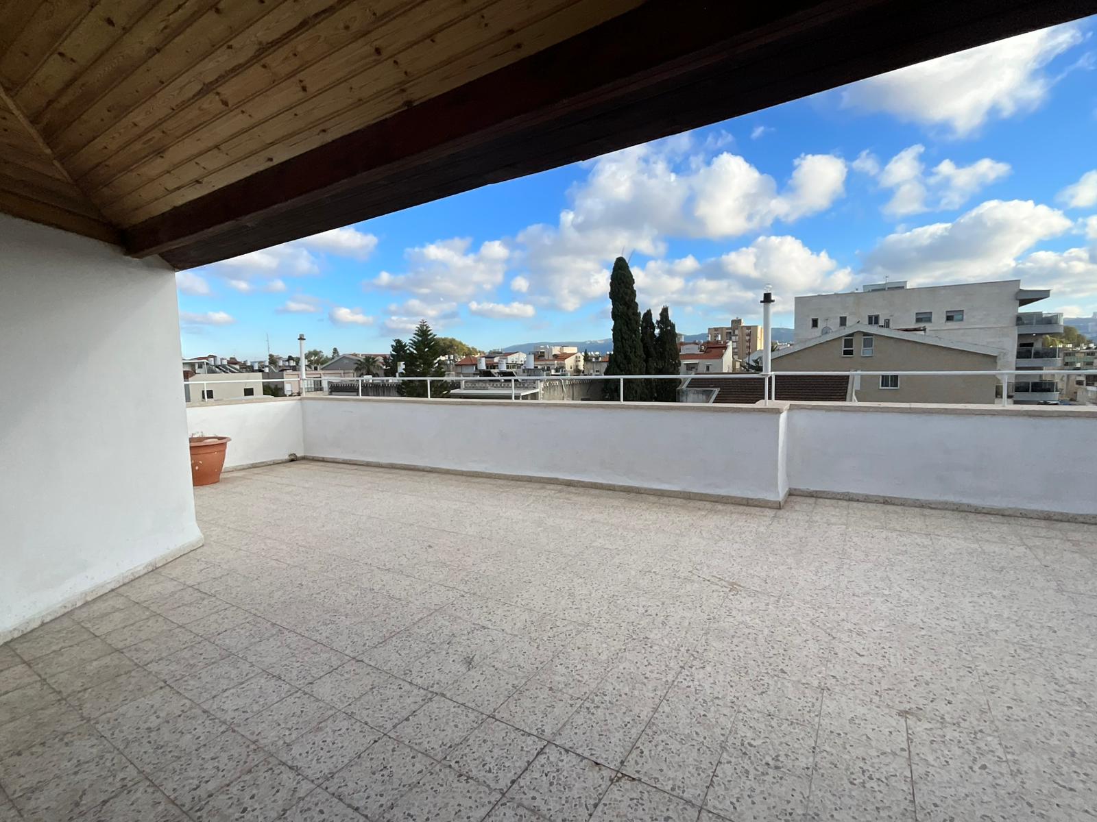 דירת גג 5 חדרים 120 מ"ר בנוי 3 כיווני אוויר בקרית חיים מזרחית