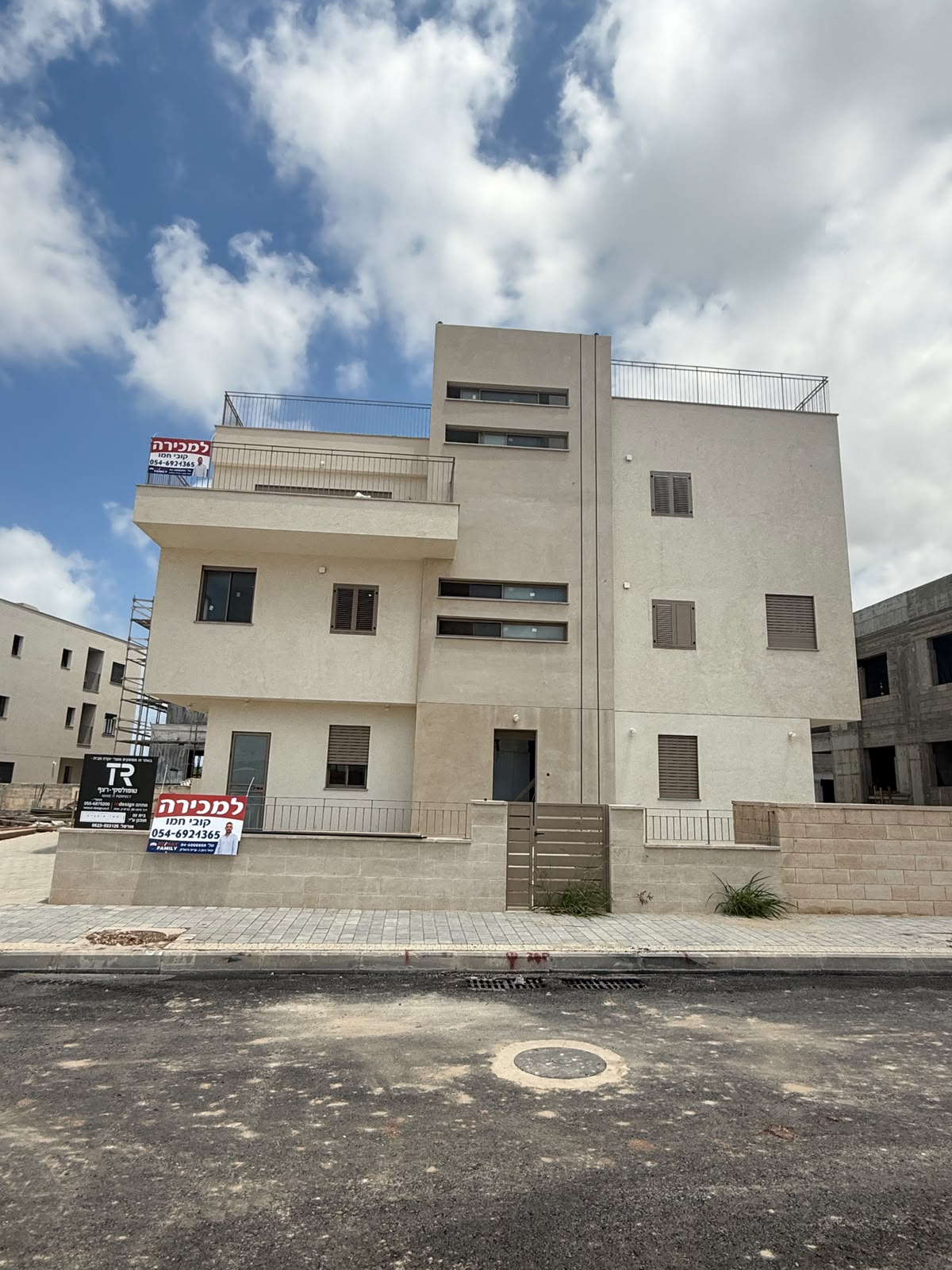 דירת גן מרווחת ומושקעת במבנה תלת-משפחתי איכותי
