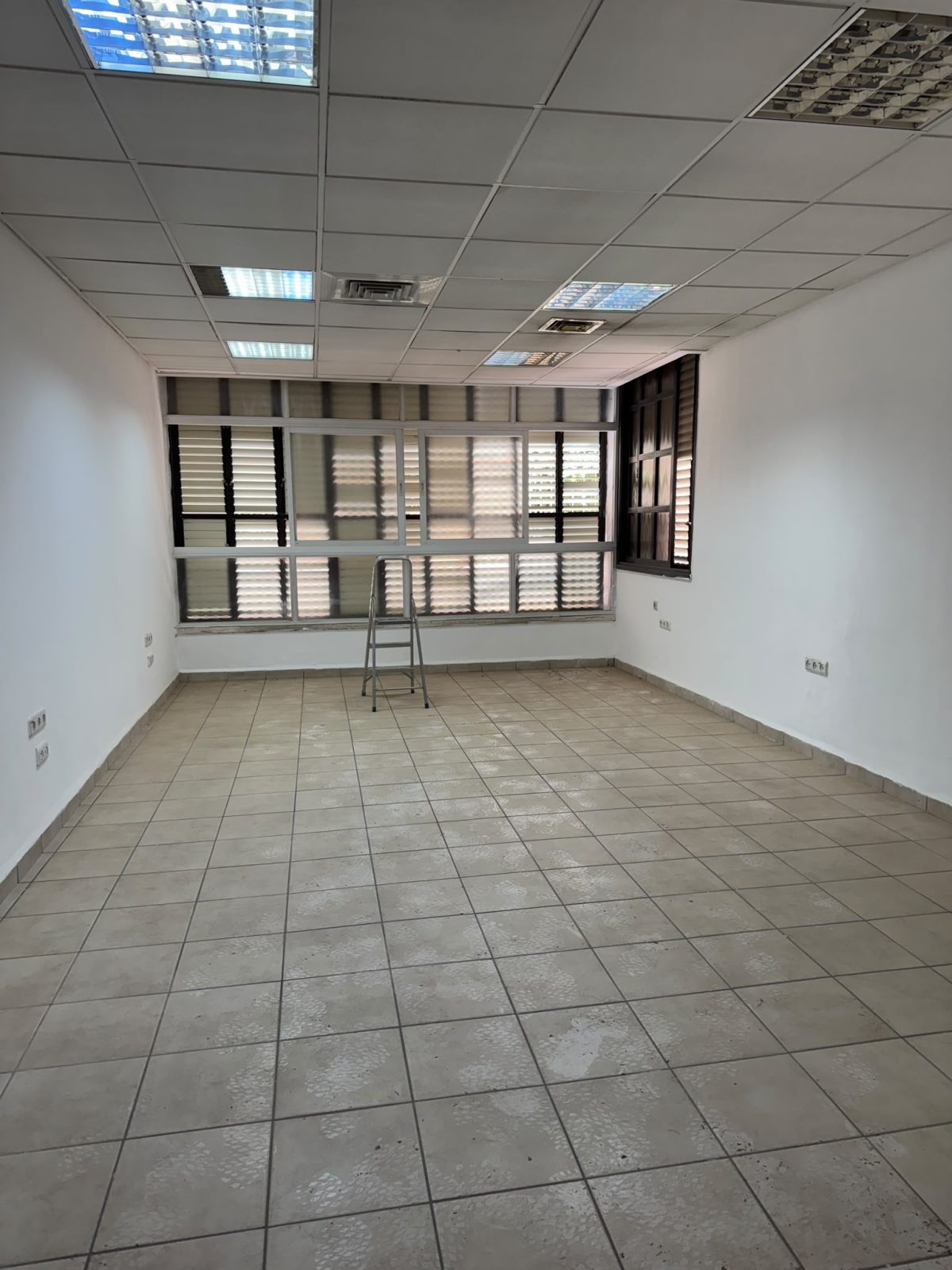 להשכרה דירת 3 חדרים קומה 1 כולל מקלט בבניין בקרית מוצקין