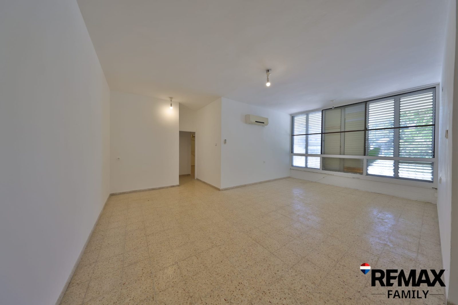 מושלמת למשקיעים ומגורים דירת 4 חדרים כ-106 מ"ר בנוי קומה 1 בקרית ביאליק