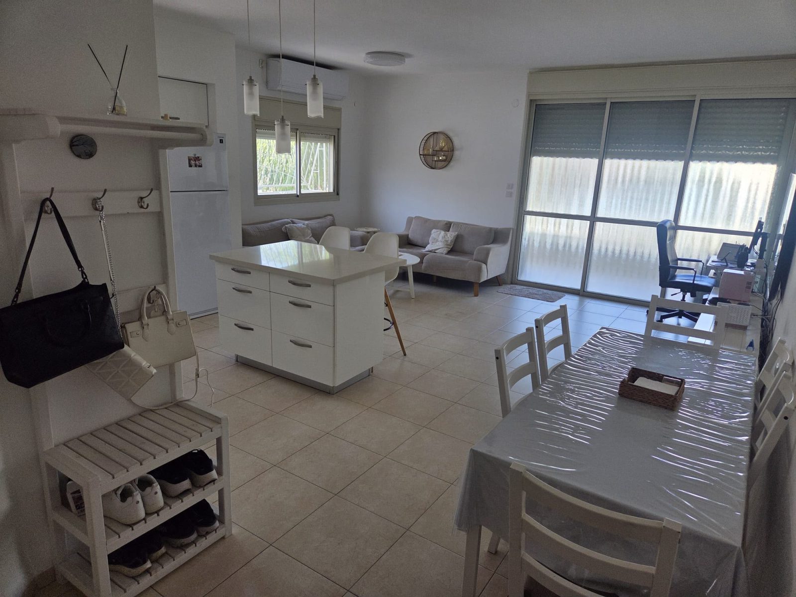 דירת 4 חדרים משופצת +מרפסת בבניין ,חניה ומקלט בבניים בקרית חיים מזרחית