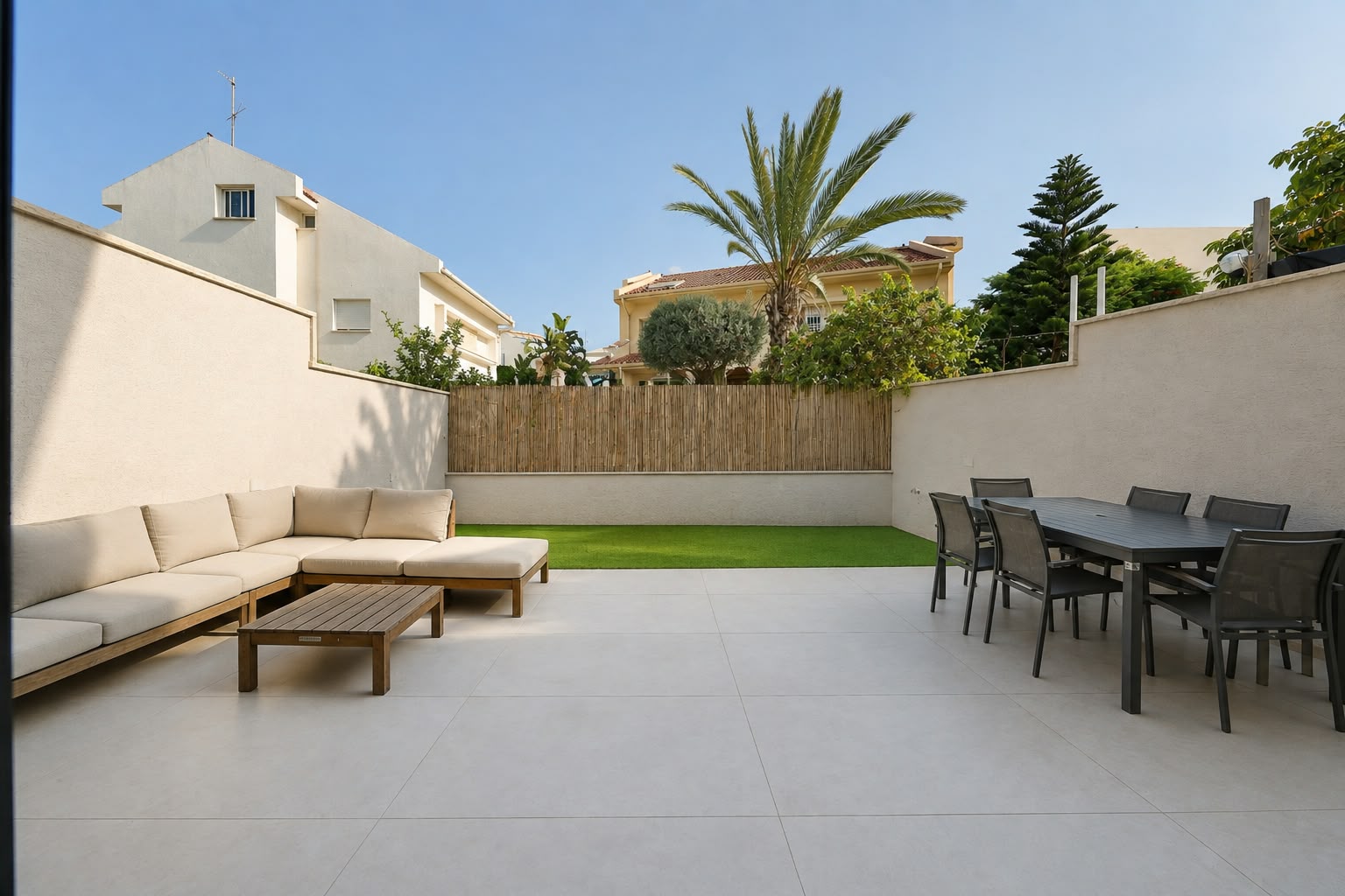 דו משפחתי 5.5 חדרים משופץ מדהים +גינה 150 מ"ר ,חניה כפולה בקרית ים