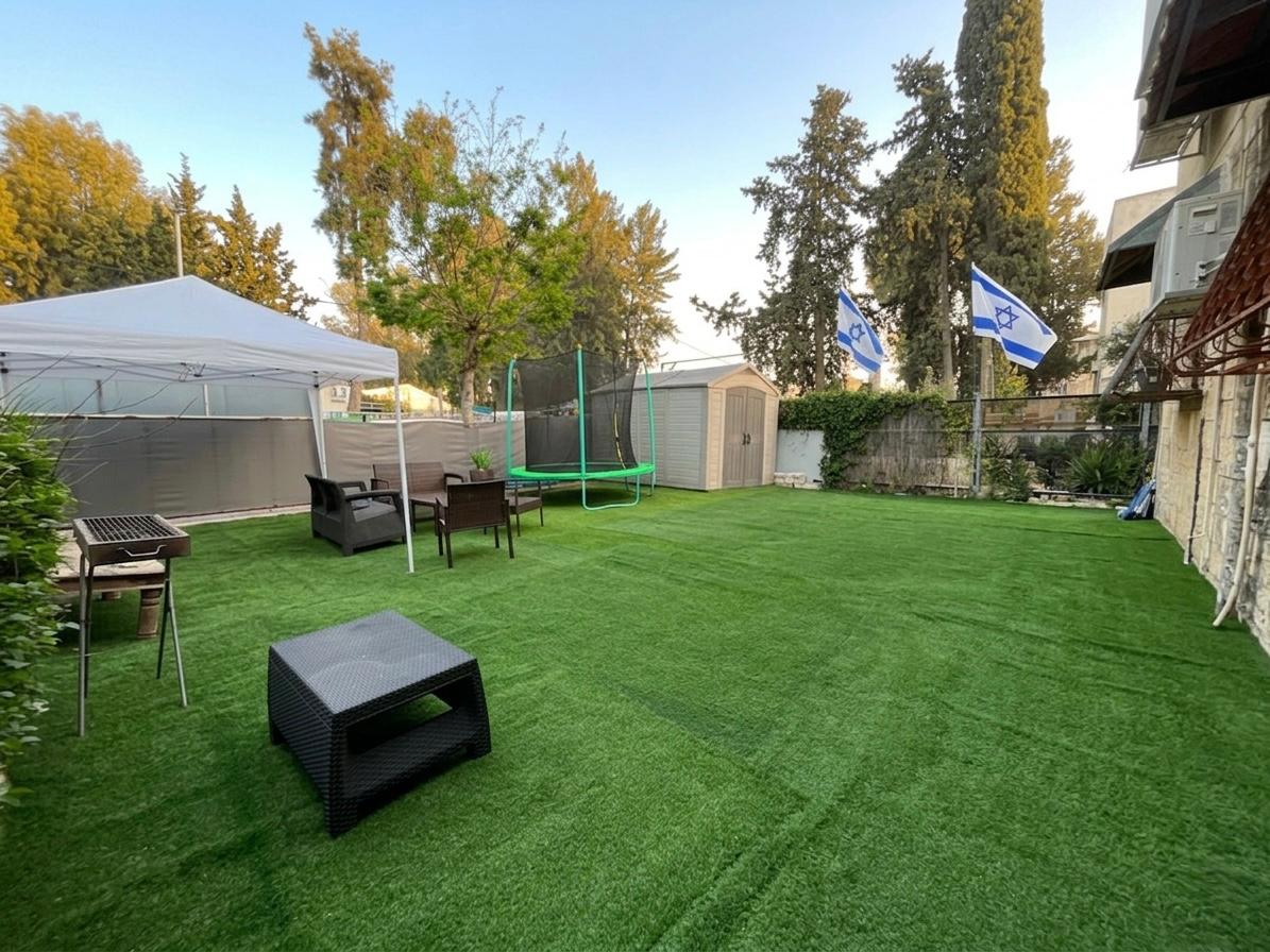 דירת 4 חדרים  מרווחת ומשופצת +גינה מטופחת 100 מ"ר בהסכם שכנים בקרית חיים מזרחית