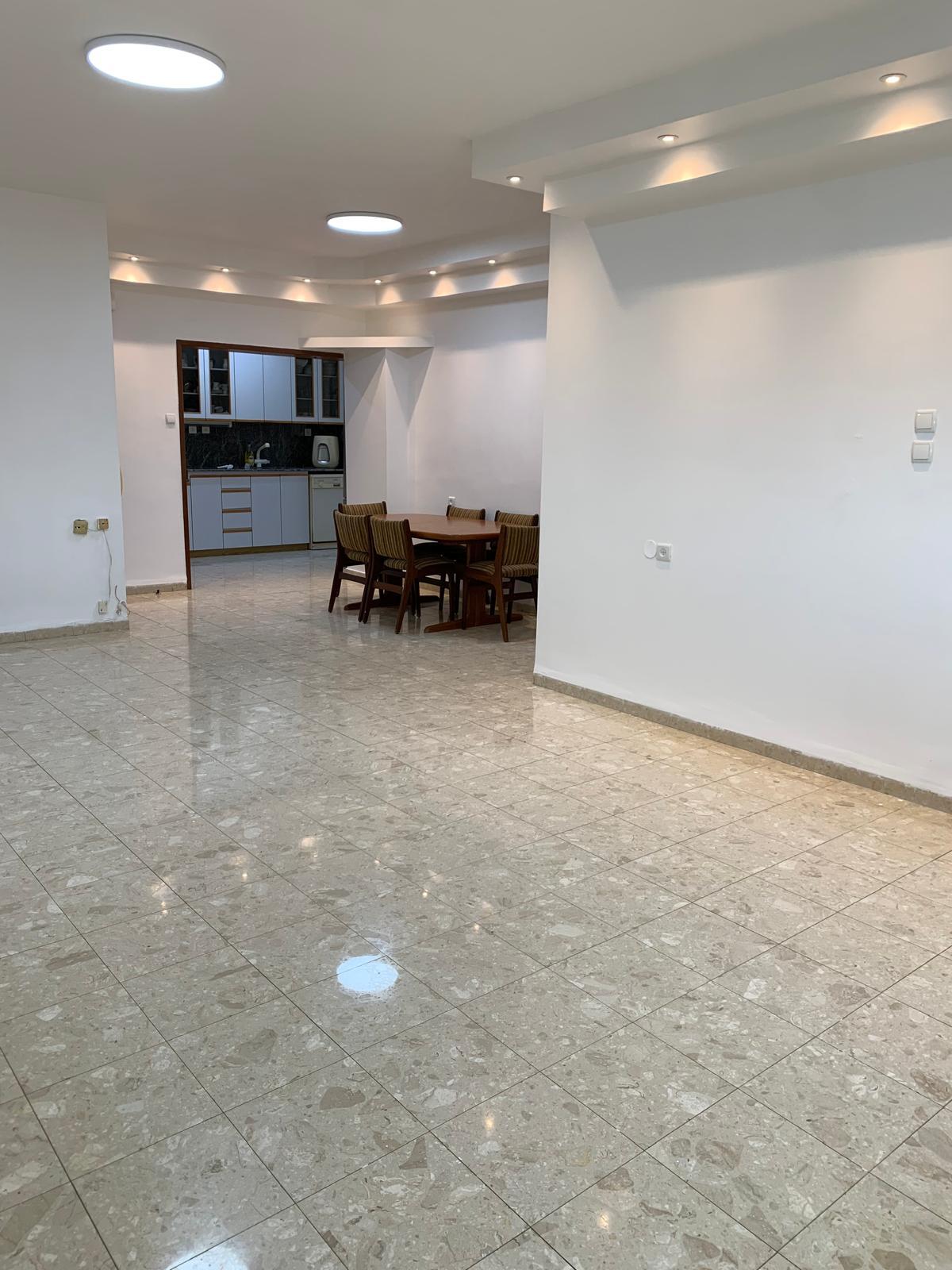 דירת 3.5 חדרים 108 מ"ר בבנין מטופח כולל מעלית ומחסן בקרית ביאליק